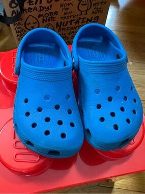 Crocs bright blue toddler 10 summer shoes 10T slip on clogs